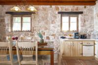 Kuchyňa alebo kuchynka v ubytovaní Strofilia Authentic Villas