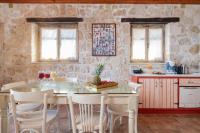 Kuchyňa alebo kuchynka v ubytovaní Strofilia Authentic Villas