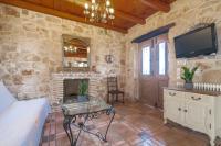 Televízia a/alebo spoločenská miestnosť v ubytovaní Strofilia Authentic Villas