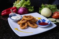 卡塔赫纳Hotel Virrey Cartagena的一盘洋葱圈和两碗蘸酱