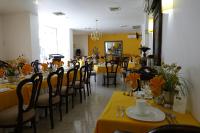 Un restaurante u otro lugar para comer en Hotel America