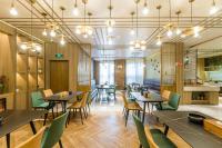 Un restaurante con mesas y sillas en una sala. en Atour X Hotel Hangzhou West Lake Ding an Road, en Hangzhou