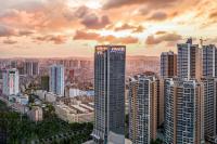 南寧市にあるAtour Hotel Nanning North Lake Railway Stationの高層ビルのある街並み