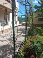 Vonkajšia záhrada v ubytovaní Apartment Meri- near the Zadar main bus station
