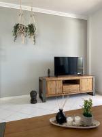 TV a/nebo společenská místnost v ubytování Blue View Seaside Luxury Apartments