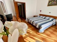A bed or beds in a room at Hotel Ca' Bianca da Paolino