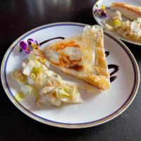 Un plato blanco con un trozo de comida encima. en Au Presbytère de Saigneville, en Saigneville