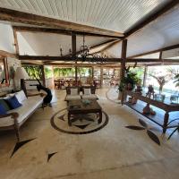 a living room with a couch and a table at Pousada Casa do Catavento in Búzios