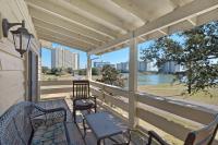 eine Veranda mit Stühlen und einem Tisch sowie Blick auf das Wasser in der Unterkunft Beachy Keen in Destin