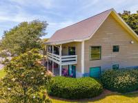 ein großes Haus mit einer Veranda und Büschen in der Unterkunft Beachy Keen in Destin