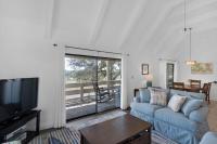 ein Wohnzimmer mit Couch und Fernseher in der Unterkunft Beachy Keen in Destin