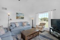 ein Wohnzimmer mit Couch und Fernseher in der Unterkunft Beachy Keen in Destin