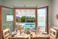 Bazén v ubytovaní SUN VILLA GLYFADA alebo v jeho blízkosti