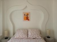 a bedroom with a bed and two lamps and a picture at Résidence Royal Palmeraie in Aubagne