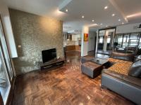 TV a/nebo společenská místnost v ubytování Riverside Luxury Apartment