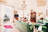 A television and/or entertainment centre at Appartamento fronte mare a Ospedaletti by Wonderful Italy