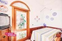 A television and/or entertainment centre at Appartamento fronte mare a Ospedaletti by Wonderful Italy