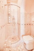 A bathroom at Appartamento fronte mare a Ospedaletti by Wonderful Italy