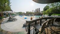 Bazén v ubytování Grande Centre Point Space Pattaya nebo v jeho okolí