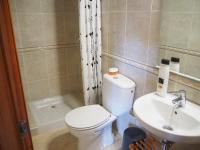Koupelna v ubytování Casa a L’Escala, piscina comunitaria, Mallols