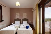 Posteľ alebo postele v izbe v ubytovaní Villas Roumeli