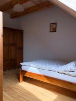 Posteľ alebo postele v izbe v ubytovaní WIEJSKI APARTAMENT W DOMU NAD JEZIOREM