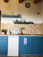 Kuchyňa alebo kuchynka v ubytovaní WIEJSKI APARTAMENT W DOMU NAD JEZIOREM