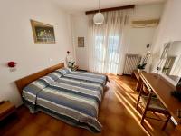 A bed or beds in a room at Hotel Ca' Bianca da Paolino