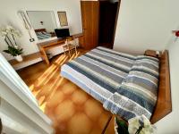 A bed or beds in a room at Hotel Ca' Bianca da Paolino
