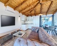 Televízia a/alebo spoločenská miestnosť v ubytovaní Golden Haven Luxe Bungalow Resort