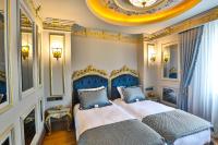 Postel nebo postele na pokoji v ubytování REAL KiNG SUiTE HOTEL