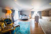 Postel nebo postele na pokoji v ubytování REAL KiNG SUiTE HOTEL