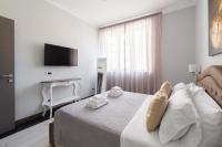 A bed or beds in a room at SuityRHome Campo de' Fiori