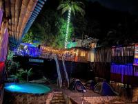 Captain Morgan Hostel Lake Coatepequeの敷地内または近くにあるプール