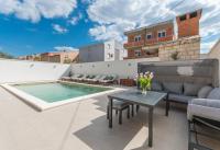 Bazén v ubytovaní Apartment Pavla with pool alebo v jeho blízkosti