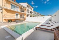 Bazén v ubytovaní Apartment Pavla with pool alebo v jeho blízkosti