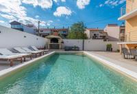 Bazén v ubytovaní Apartment Pavla with pool alebo v jeho blízkosti