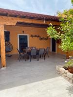 Patio nebo venkovní prostory v ubytování Archangelos Family House