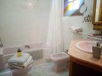 Łazienka w obiekcie *****Villa de Món max. 8 Personen, Meerblick + Pool