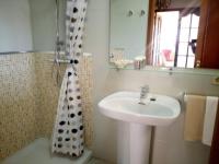 Łazienka w obiekcie *****Villa de Món max. 8 Personen, Meerblick + Pool