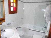 Łazienka w obiekcie *****Villa de Món max. 8 Personen, Meerblick + Pool