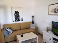 Televízia a/alebo spoločenská miestnosť v ubytovaní Apartments Loris