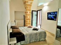 A bed or beds in a room at Casa MiMà: locazione turistica nel centro storico