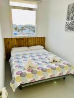 Postel nebo postele na pokoji v ubytování La Marina SeaView Penthouse