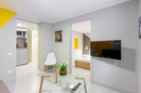 Televízia a/alebo spoločenská miestnosť v ubytovaní Acropolis Apartments