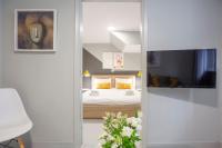 Posteľ alebo postele v izbe v ubytovaní Acropolis Apartments