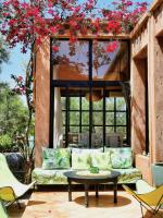 um pátio com um sofá e uma mesa em Domaine de Tameslohte em Tameslouht