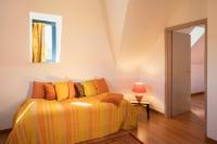 ein Schlafzimmer mit einem Bett mit einer gelben Decke und einem Fenster in der Unterkunft Les Bains de Rosheim in Rosheim