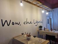 een eetkamer met een bordje waarop staat: wow, de vloeistof bij Residence La Palma in Marina dʼAndora