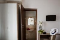 Televízia a/alebo spoločenská miestnosť v ubytovaní Hotel Elios Tao